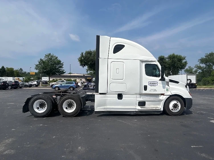 2022 Freightliner Cascadia in New Castle, DE — photo 8
