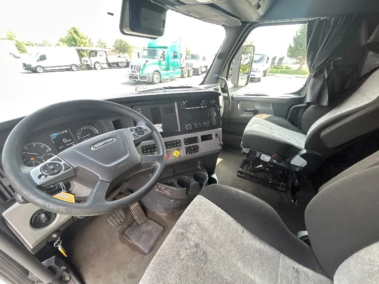 2022 Freightliner Cascadia in New Castle, DE — photo 10