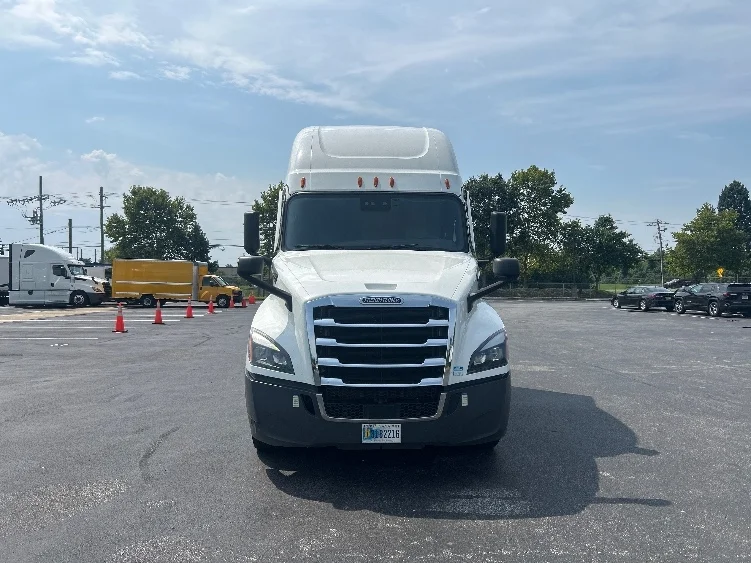 2022 Freightliner Cascadia in New Castle, DE — photo 2