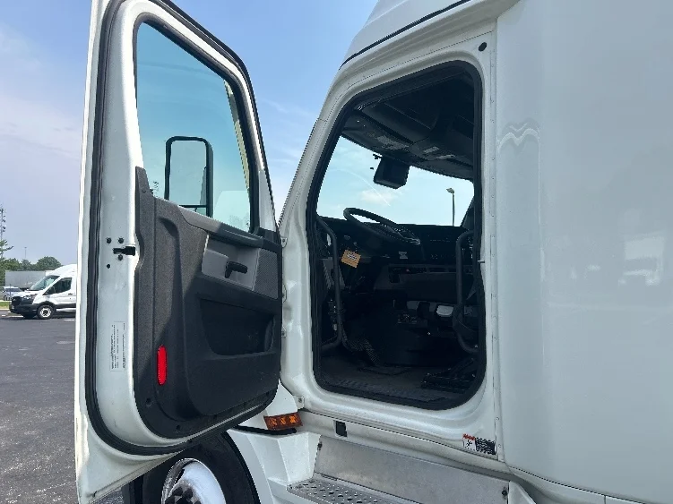 2022 Freightliner Cascadia in New Castle, DE — photo 9