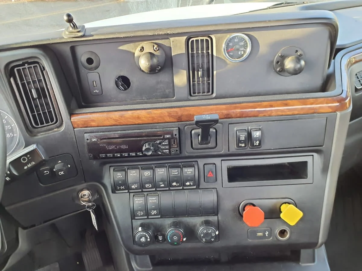 2019 International LT in Springfield, MA — photo 7