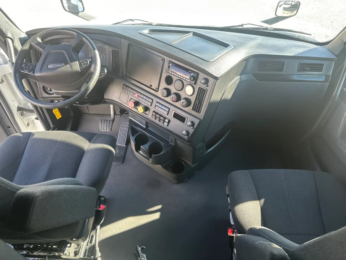 2023 Freightliner Cascadia - image 7