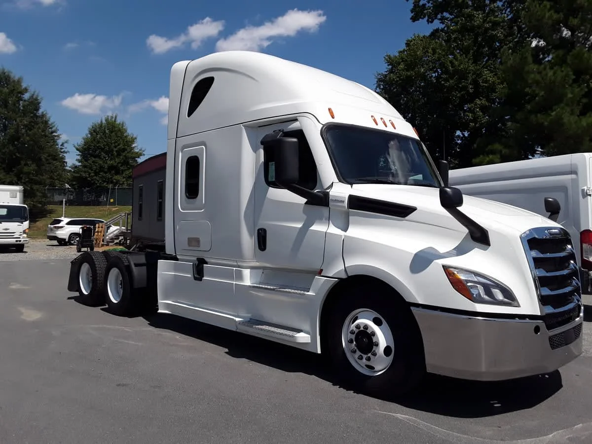 2022 Freightliner Cascadia in Charlotte, NC — photo 3
