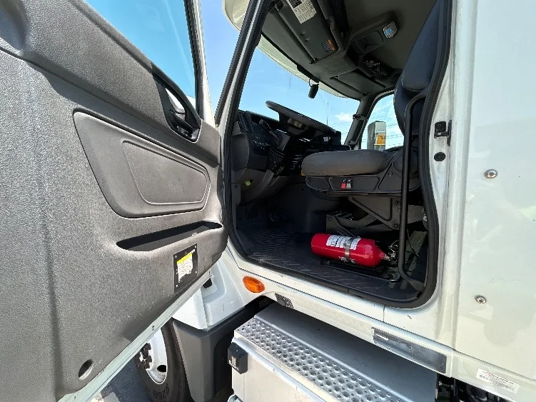 2020 International LT in Torrance, CA — photo 9