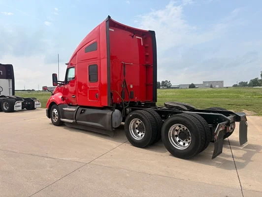 2022 Kenworth T680 in Cedar Rapids, IA — photo 9