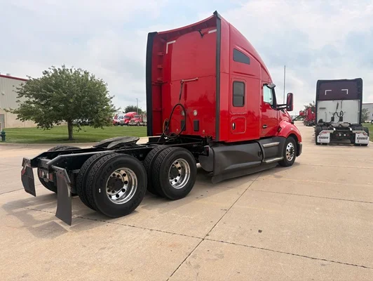 2022 Kenworth T680 in Cedar Rapids, IA — photo 10