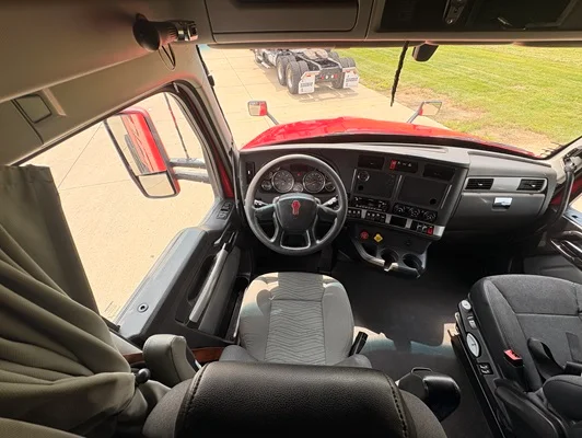 2022 Kenworth T680 in Cedar Rapids, IA — photo 17
