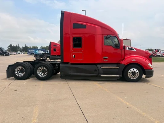 2022 Kenworth T680 in Cedar Rapids, IA — photo 11