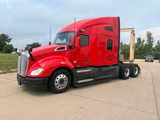 2022 Kenworth T680 in Cedar Rapids, IA — photo 2