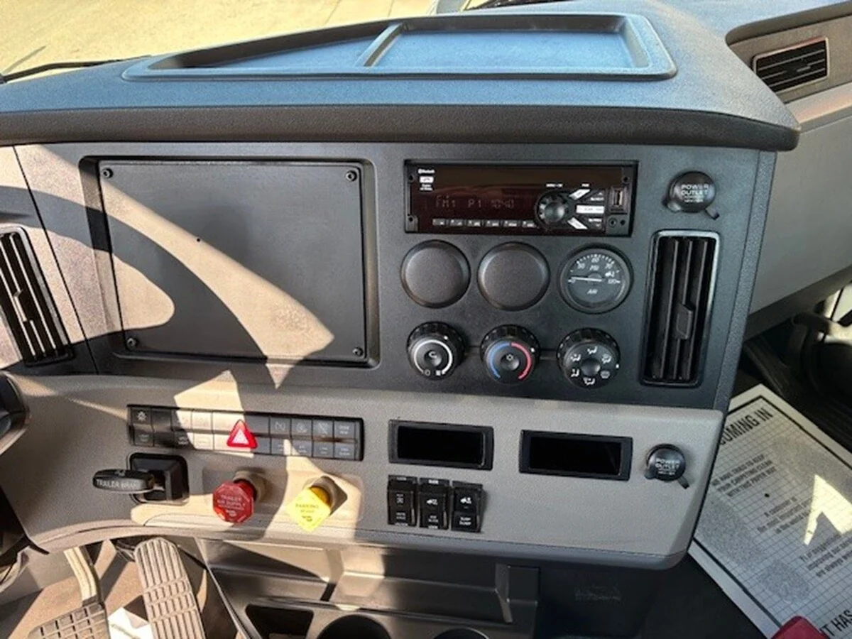 2019 Freightliner Cascadia - image 17