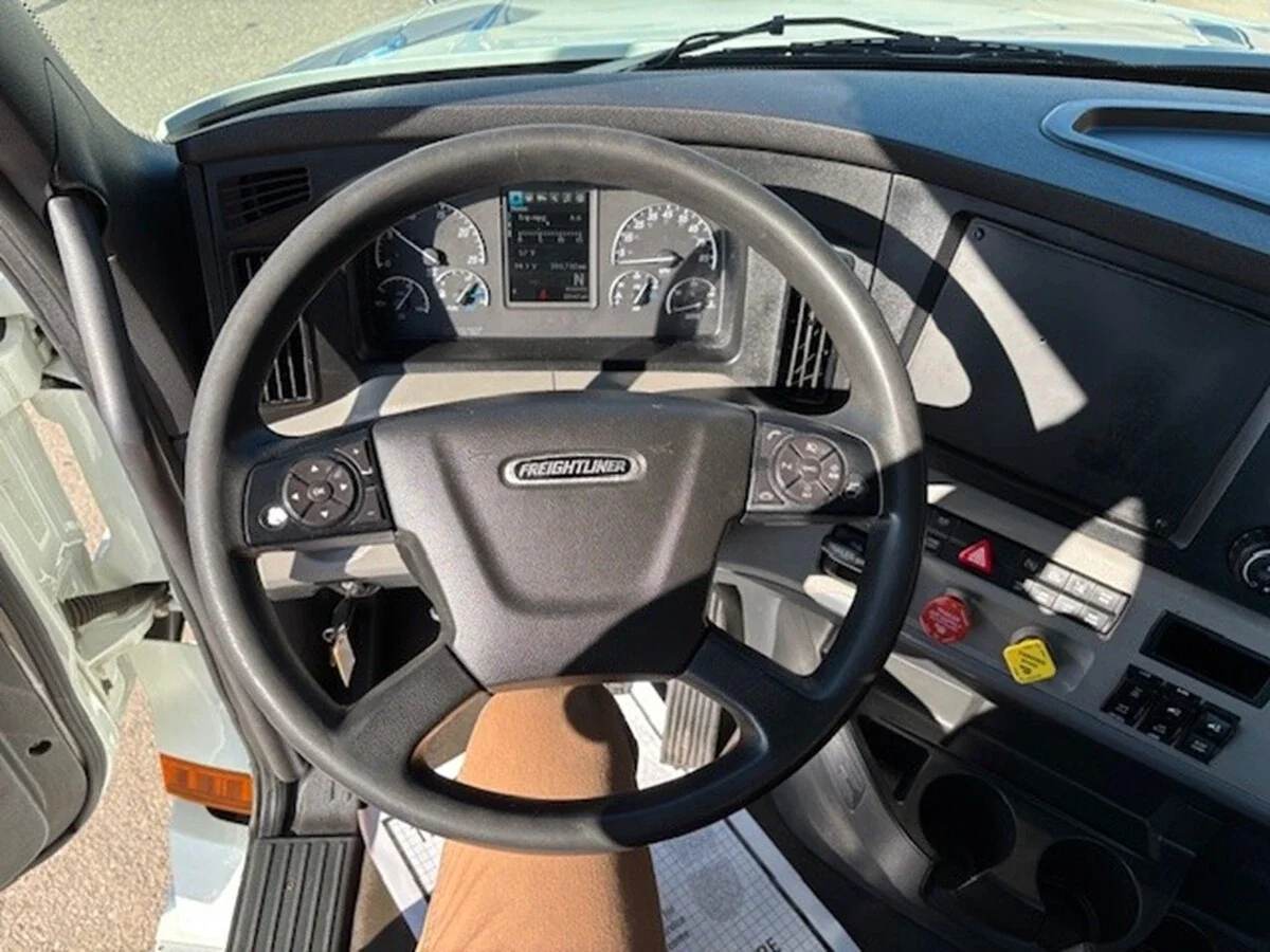 2019 Freightliner Cascadia - image 16