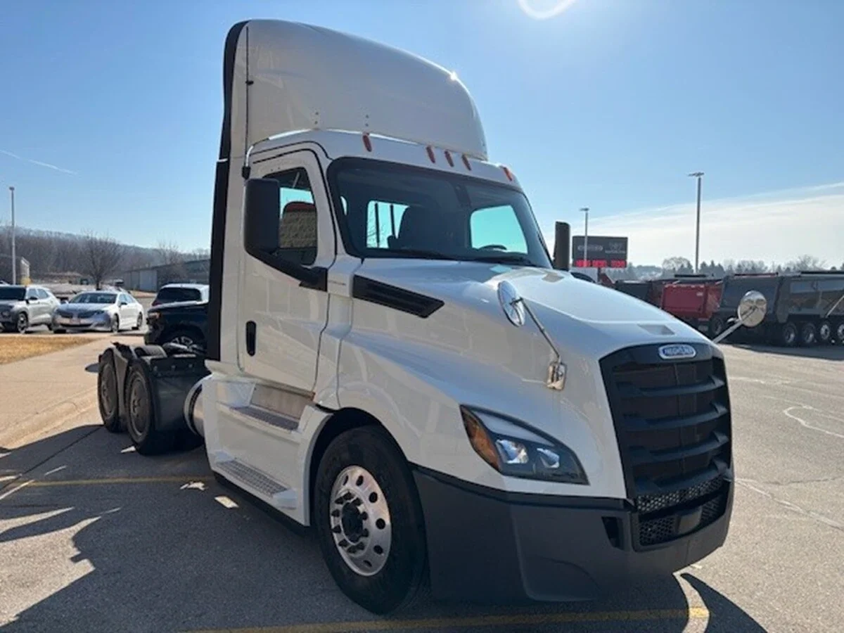 2019 Freightliner Cascadia - image 3