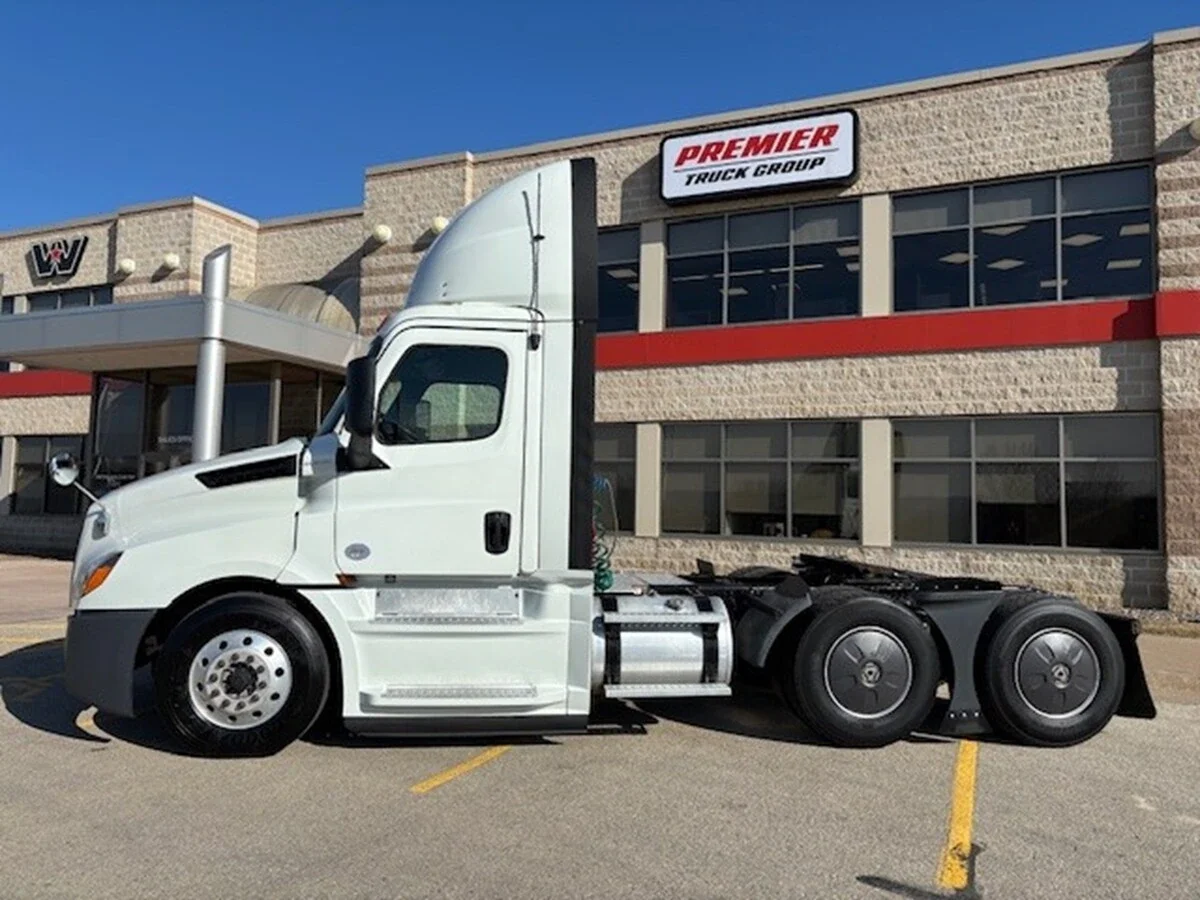 2019 Freightliner Cascadia - image 9