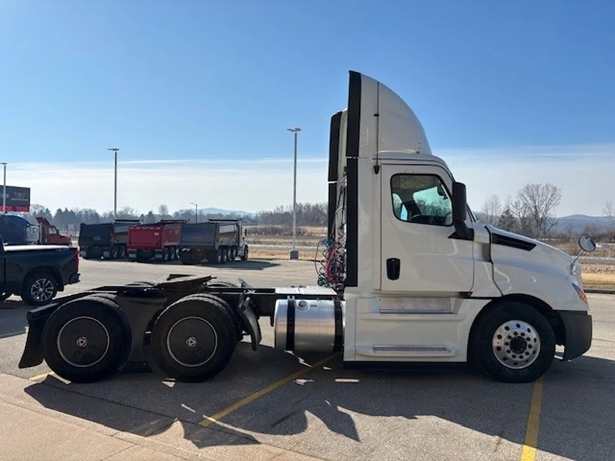 2019 Freightliner Cascadia - image 4