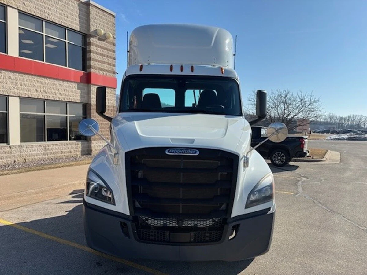 2019 Freightliner Cascadia - image 2