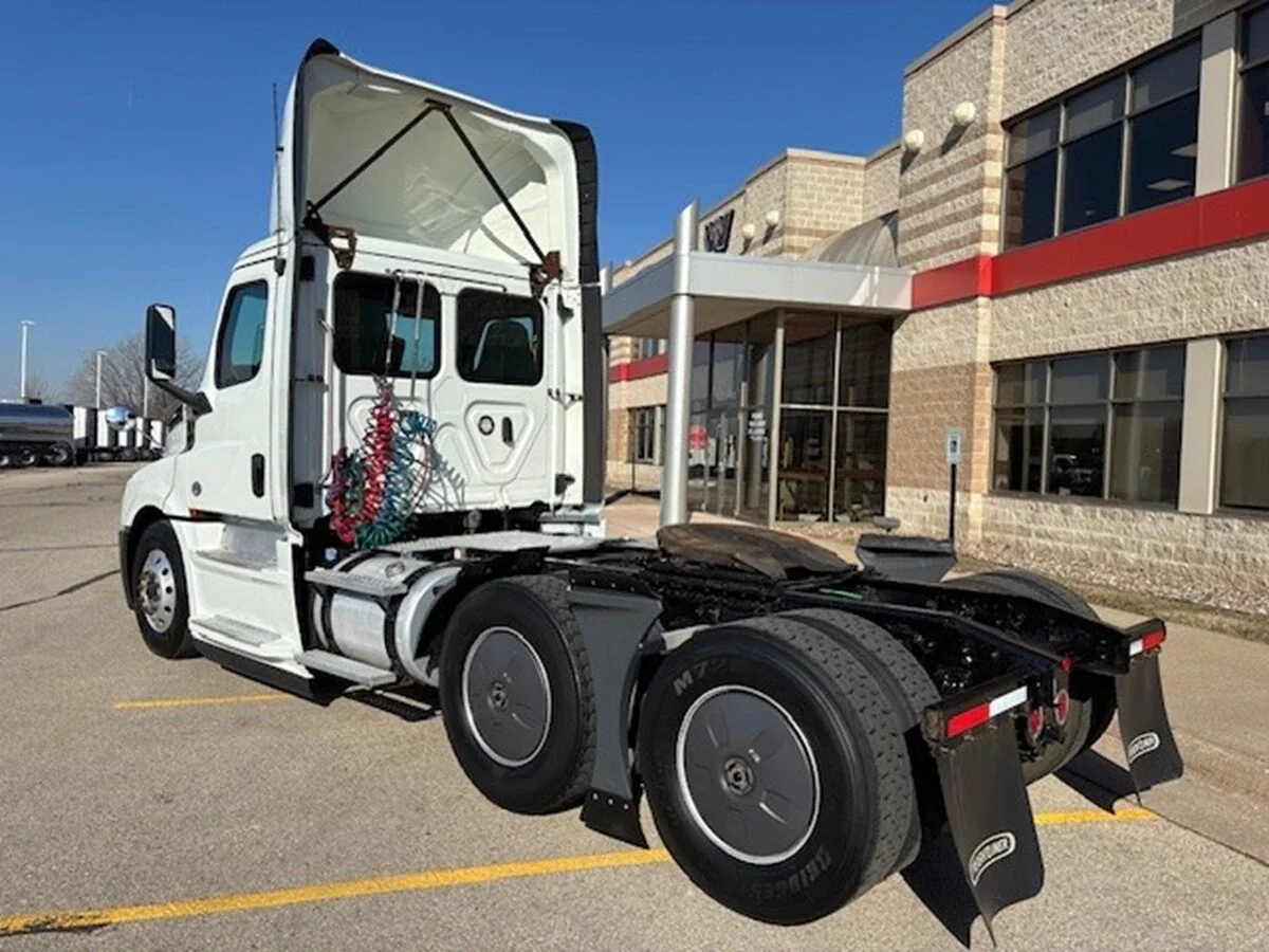 2019 Freightliner Cascadia - image 8