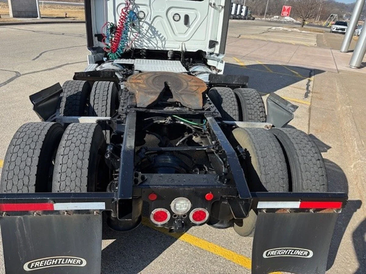 2019 Freightliner Cascadia - image 7