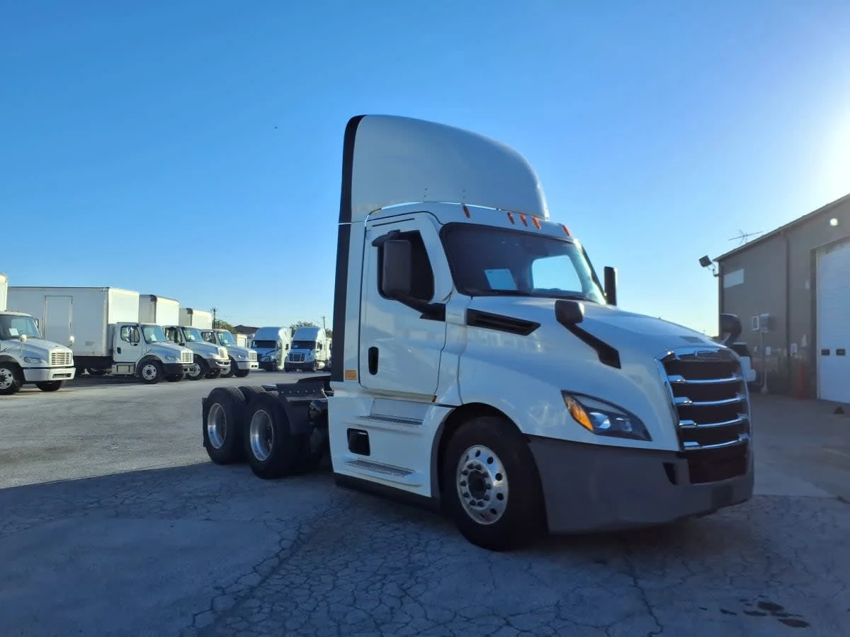 2022 Freightliner Cascadia in Fort Worth, TX — photo 3