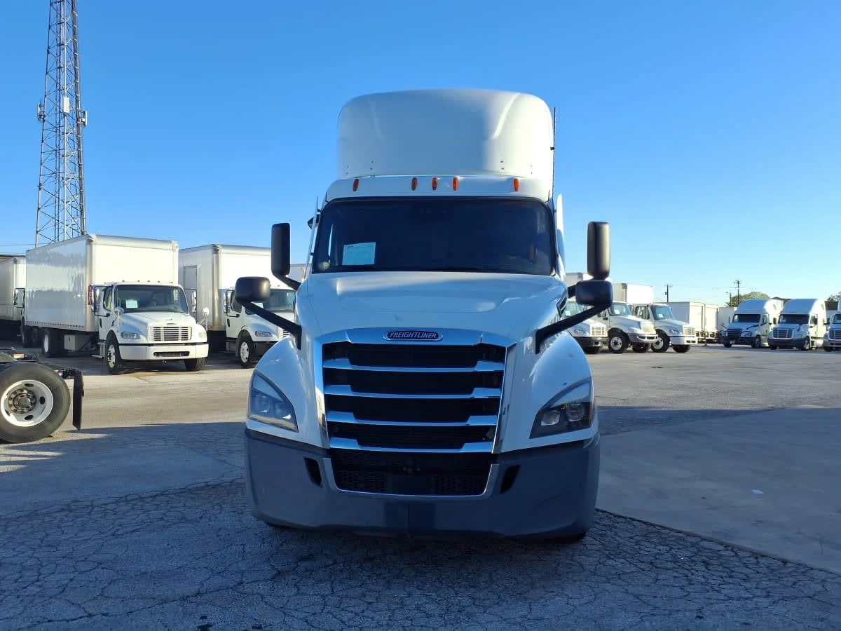 2022 Freightliner Cascadia in Fort Worth, TX — photo 2