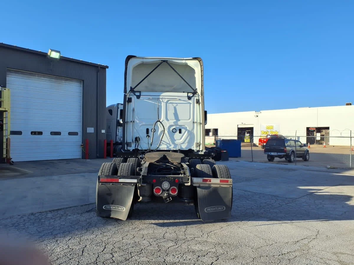 2022 Freightliner Cascadia in Fort Worth, TX — photo 5