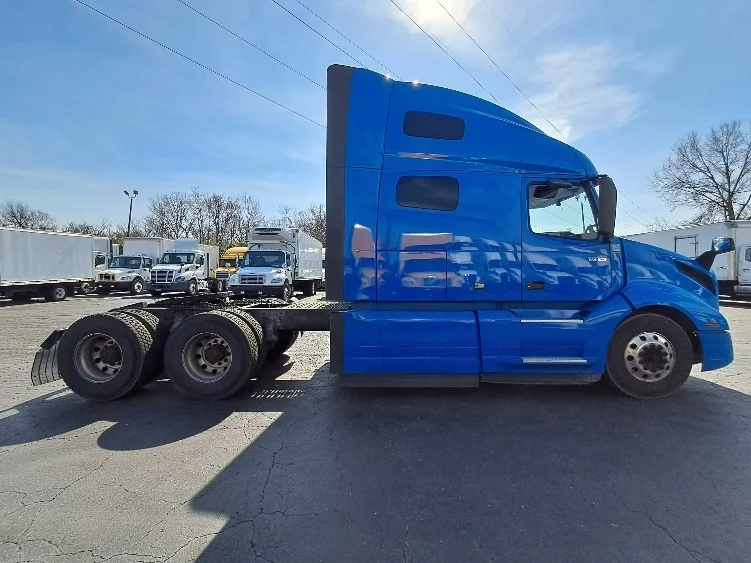 2021 Volvo VNL 760 - image 8
