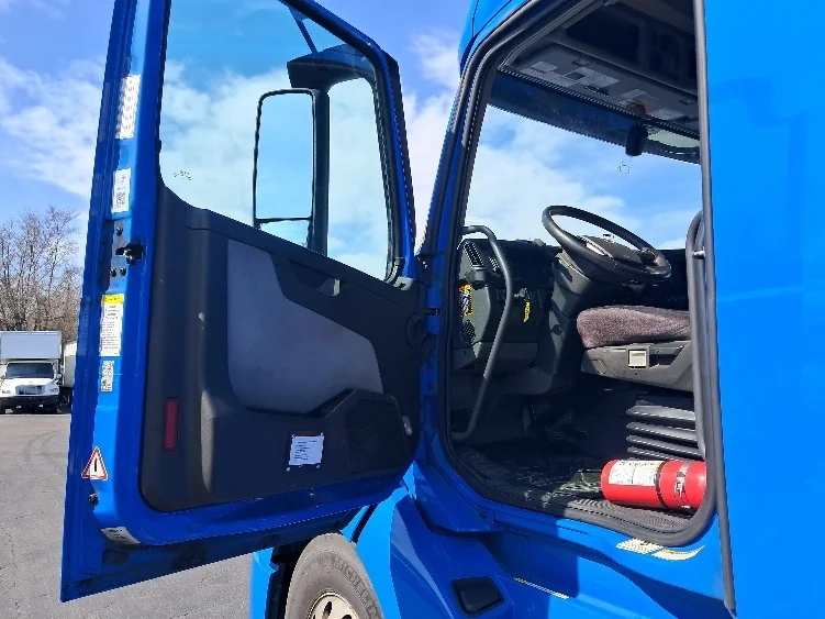 2021 Volvo VNL 760 - image 9