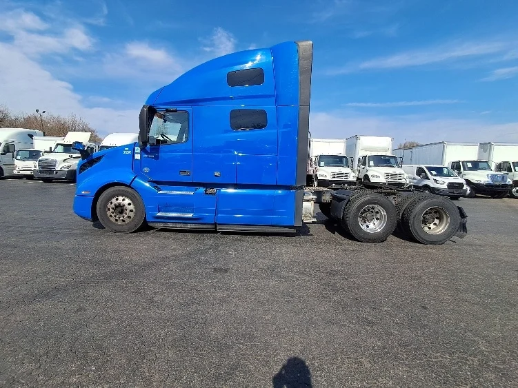 2021 Volvo VNL 760 - image 4