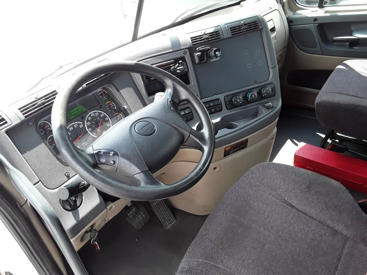 2018 Freightliner Cascadia - image 7