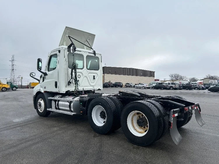 2020 Freightliner Cascadia in La Porte, IN — photo 5