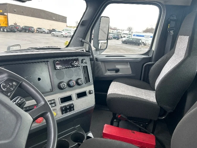 2020 Freightliner Cascadia in La Porte, IN — photo 10