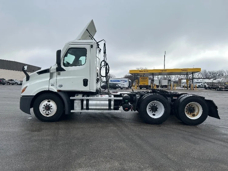 2020 Freightliner Cascadia in La Porte, IN — photo 4