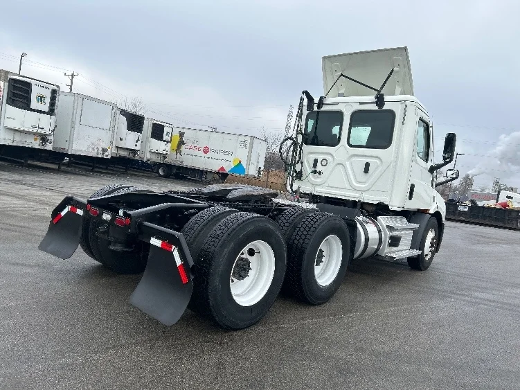 2020 Freightliner Cascadia in La Porte, IN — photo 7