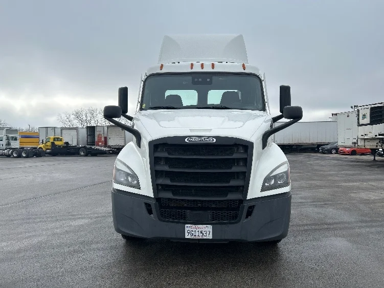 2020 Freightliner Cascadia in La Porte, IN — photo 2