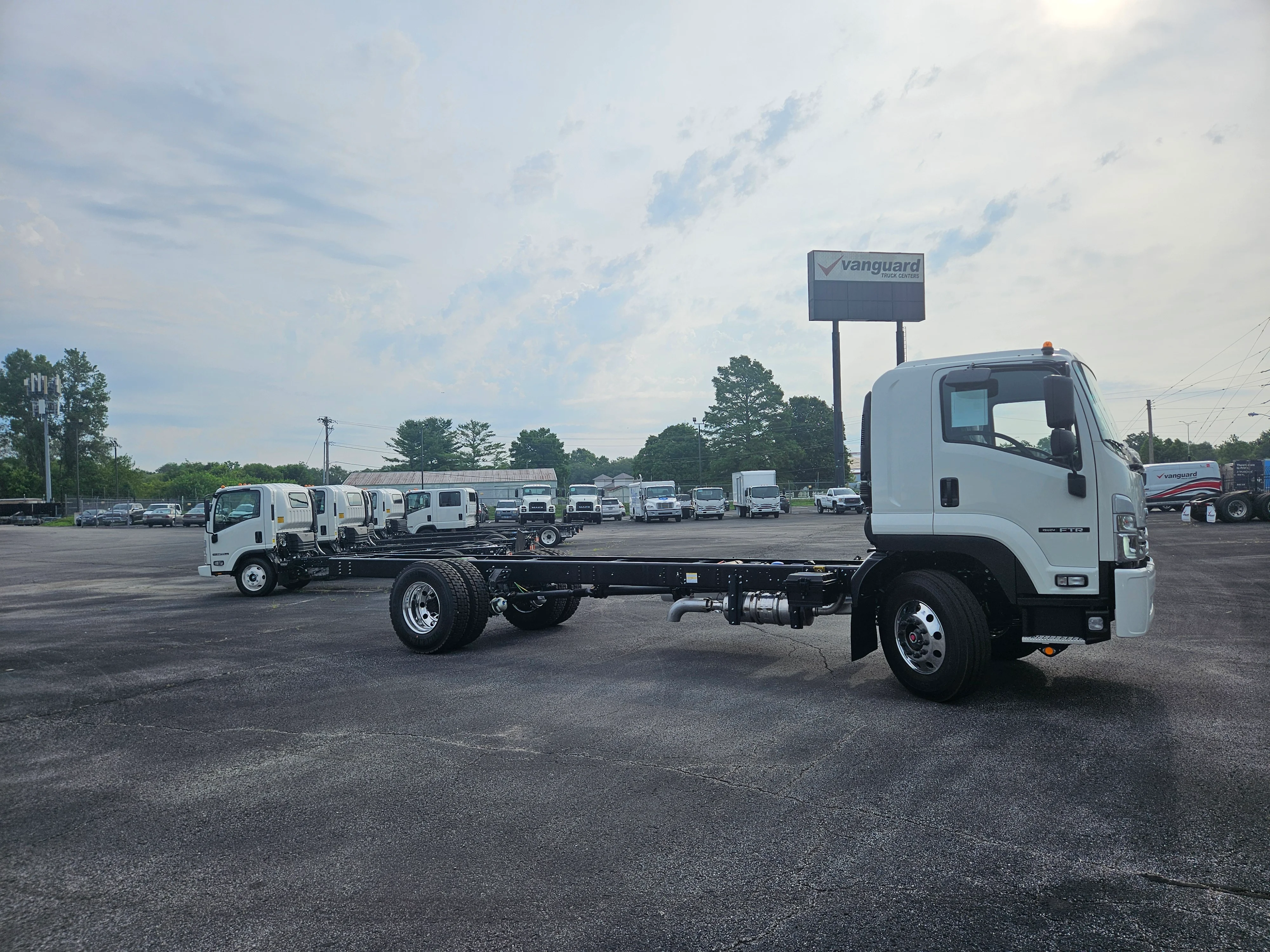 2025 Isuzu FTR in Cahokia, IL — photo 2