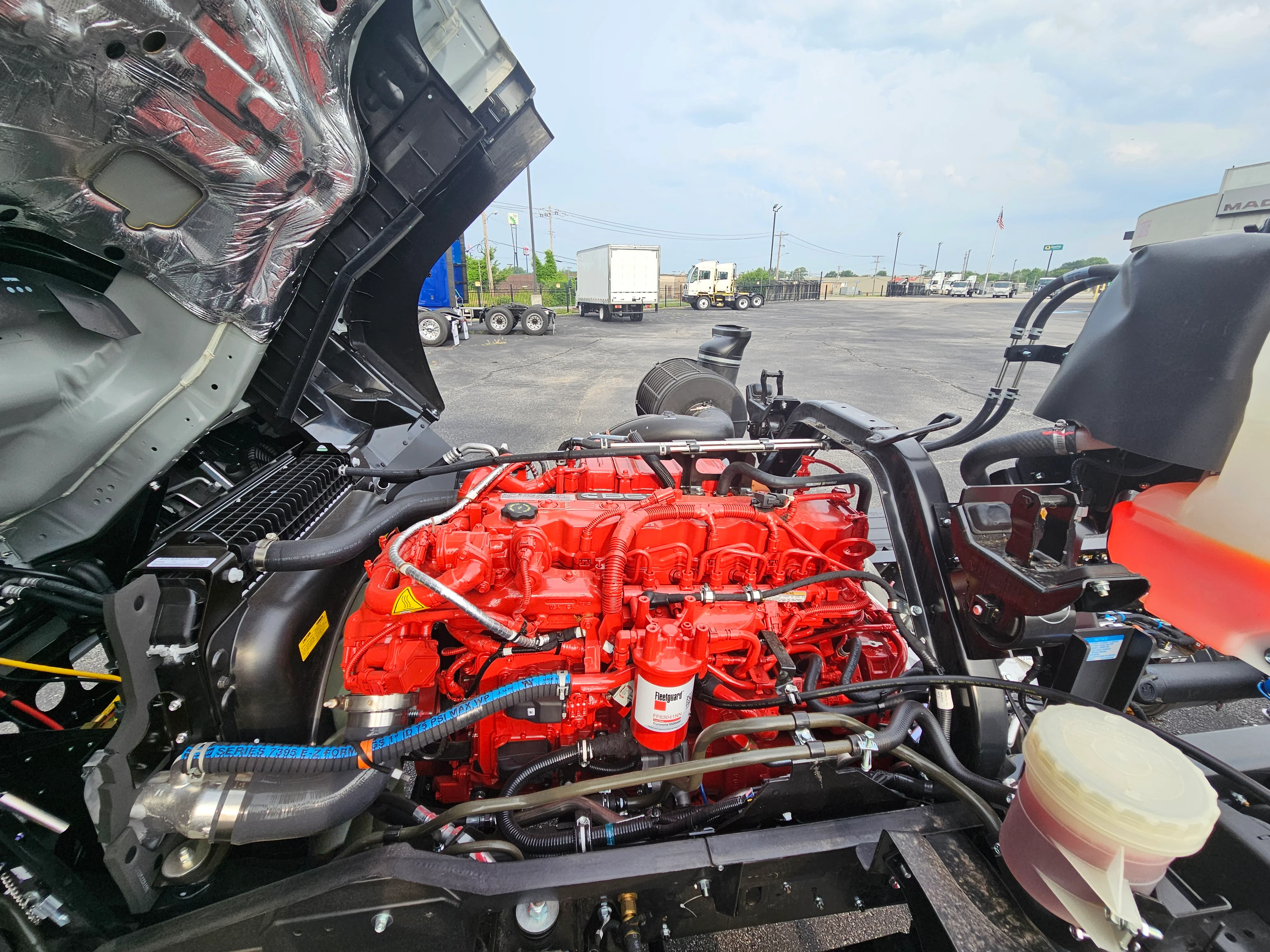 2025 Isuzu FTR in Cahokia, IL — photo 6