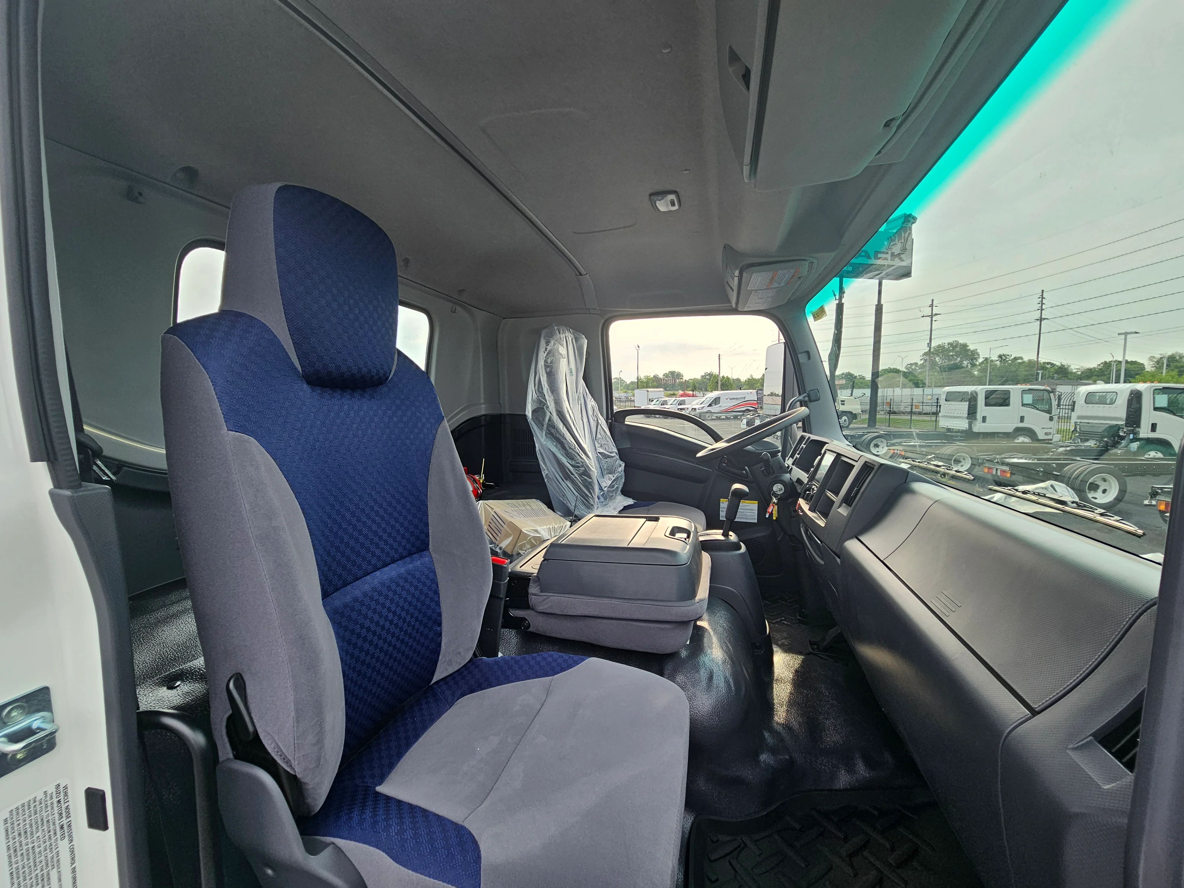 2025 Isuzu FTR in Cahokia, IL — photo 3