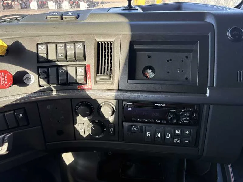 2021 Volvo VNL 760 - image 22