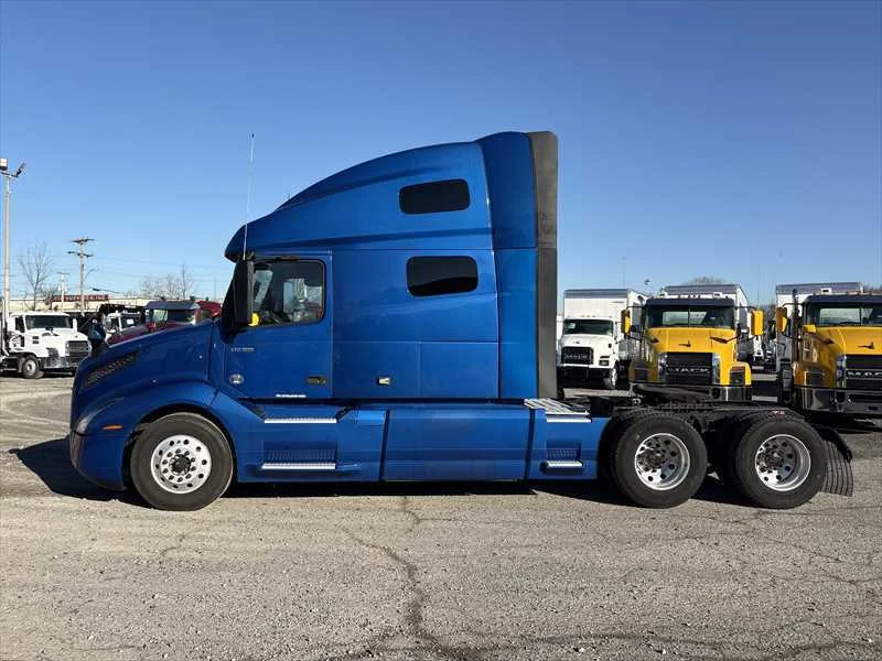 2021 Volvo VNL 760 - image 2
