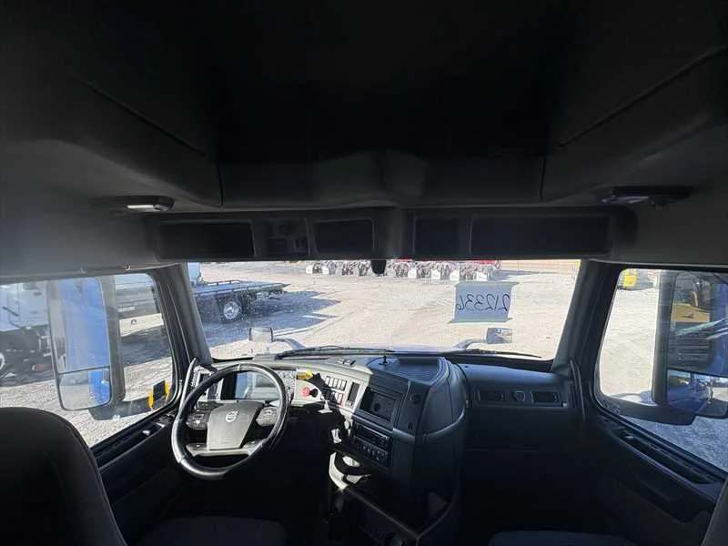 2021 Volvo VNL 760 - image 25