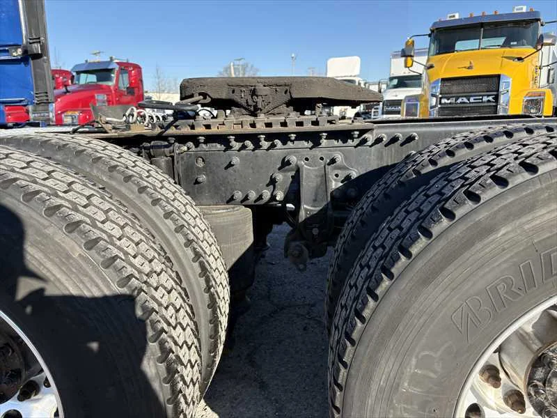 2021 Volvo VNL 760 - image 9