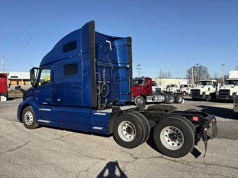 2021 Volvo VNL 760 - image 3