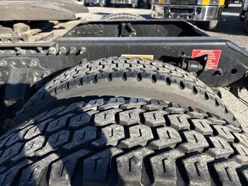 2021 Volvo VNL 760 - image 10