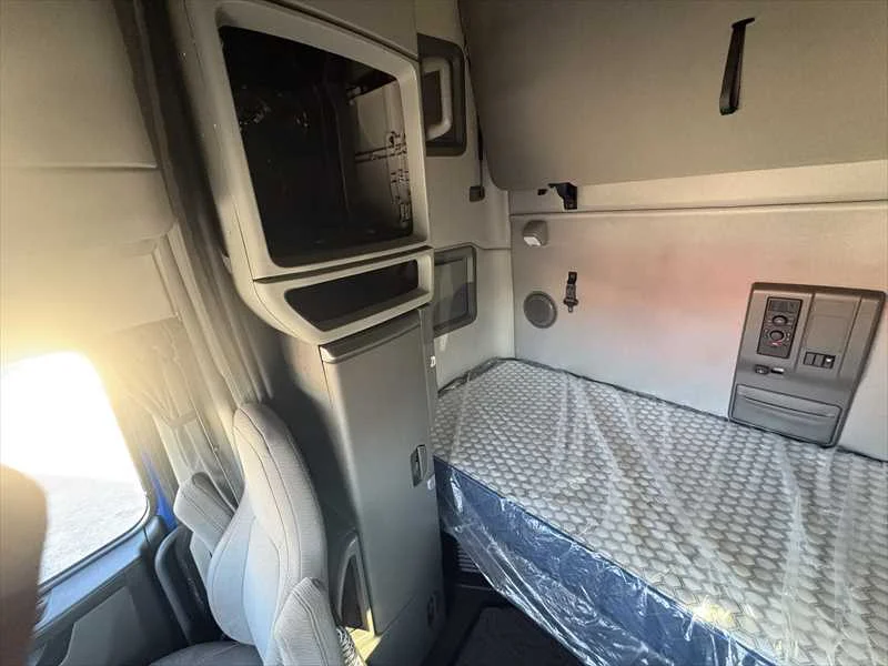 2021 Volvo VNL 760 - image 28