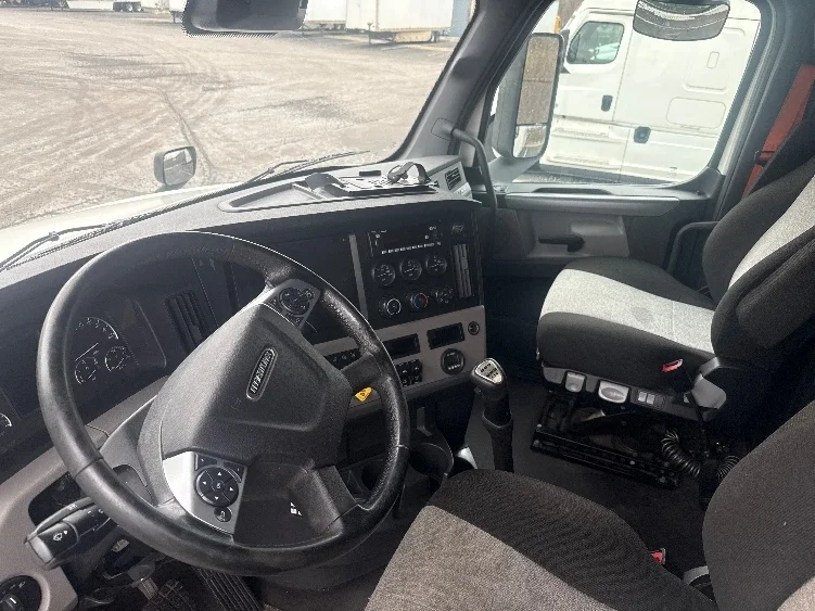 2022 Freightliner Cascadia - image 10