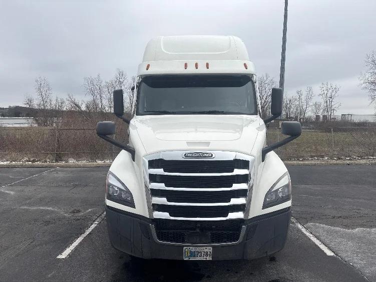 2022 Freightliner Cascadia - image 2