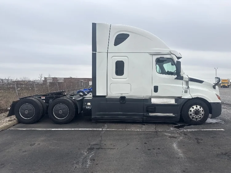 2022 Freightliner Cascadia - image 8