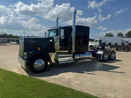 2027 Kenworth W900