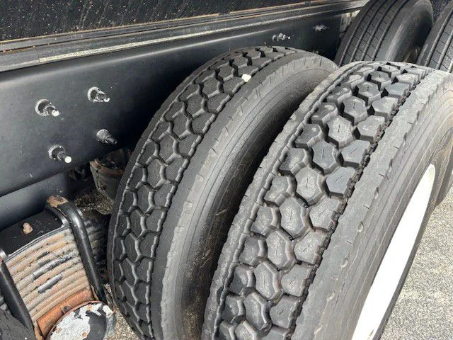 2022 Volvo VHD 300 - image 15