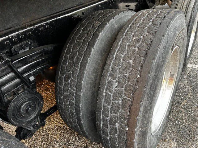 2022 Volvo VHD 300 - image 12