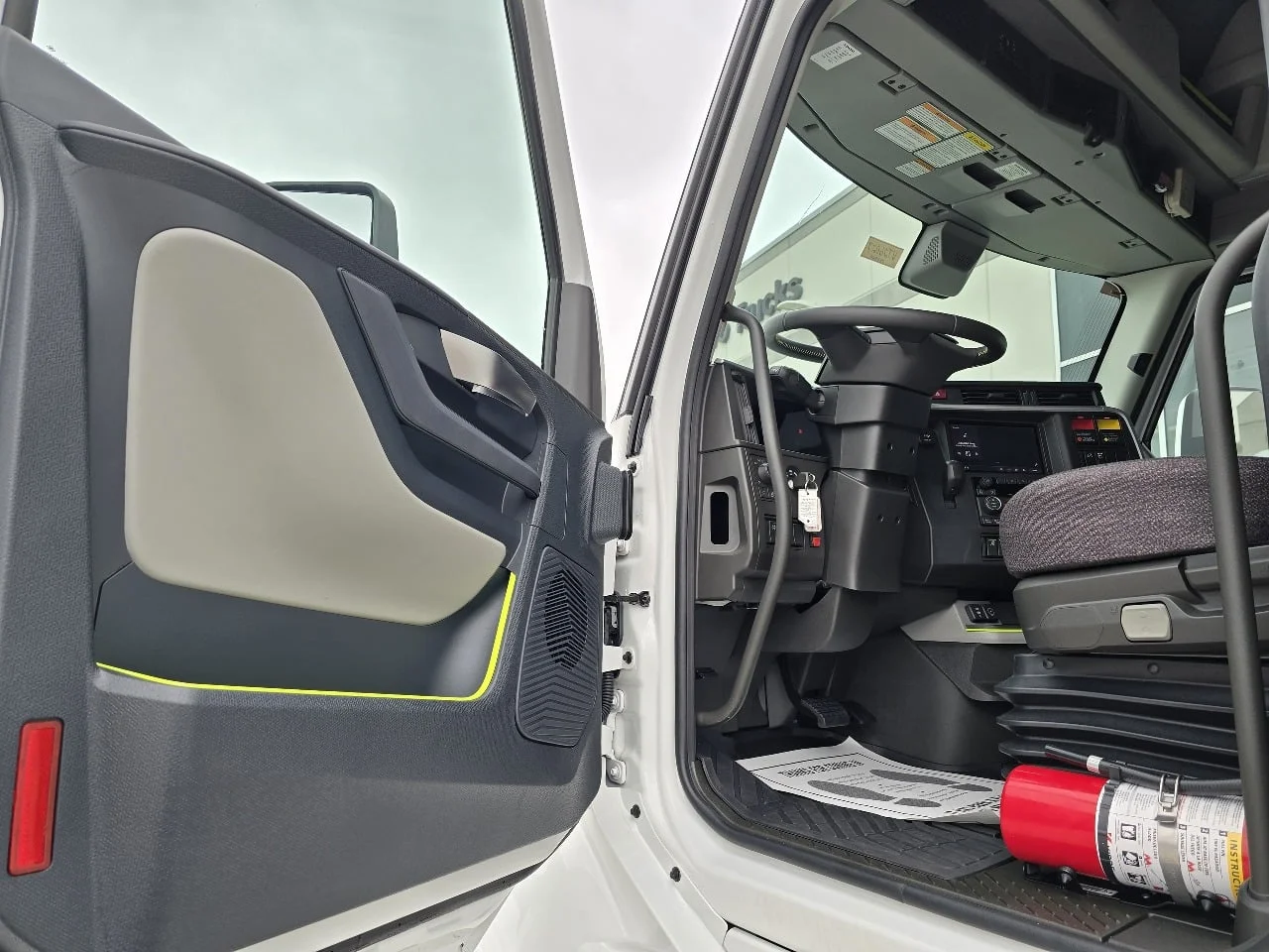 2026 Volvo VNL 860 in Toledo, OH — photo 8